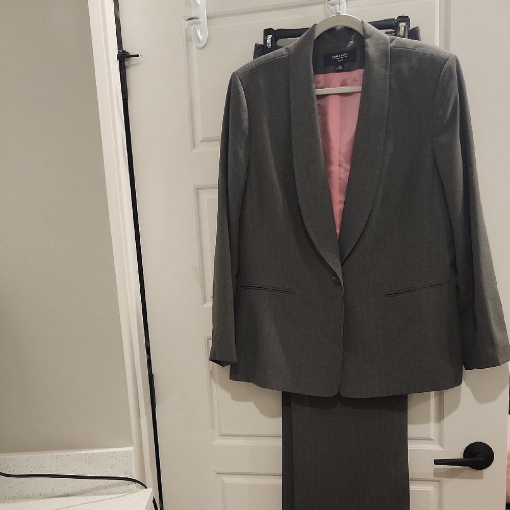Jones Wear Gray Women's Suit with Pink Interior